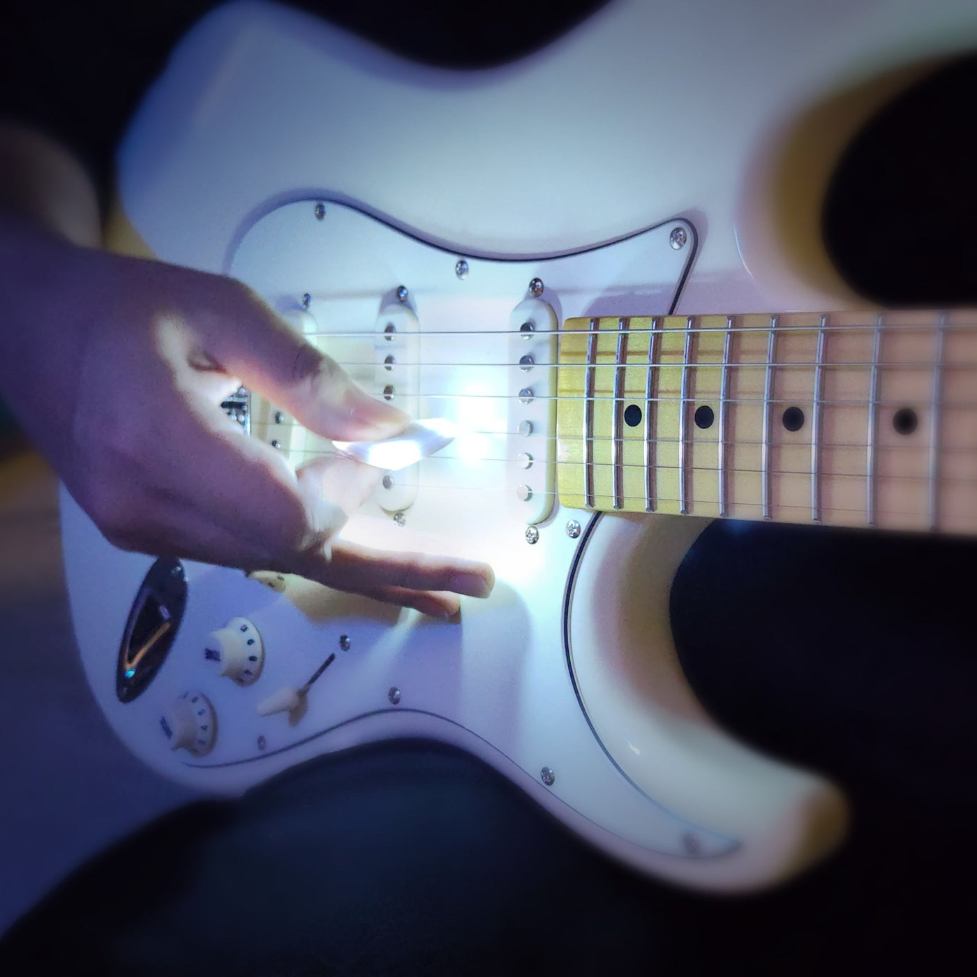 Auto-illuminated Pickpal Guitar Pick
