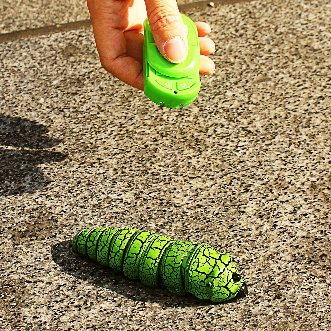 RC Crawling Worm – Realistic Remote Control Prank Bug